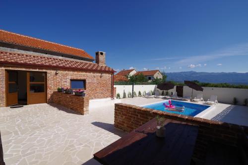 een achtertuin met een zwembad en een huis bij Villa Dora with private pool in Gradina
