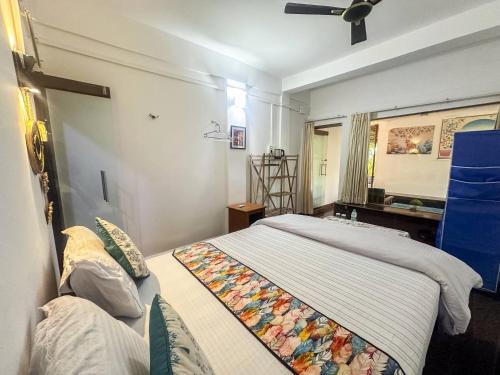 Una cama o camas en una habitación de Secret Garden