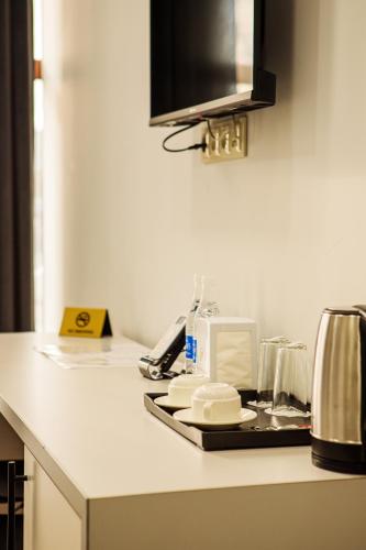 a kitchen counter with a coffee maker and a toaster at Port Plaza EVN in Pʼarakʼar