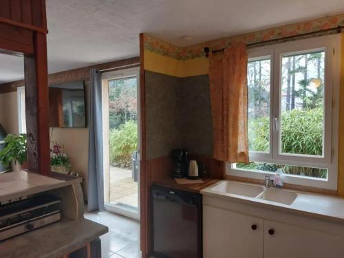 une cuisine avec un évier et une fenêtre dans l'établissement Maison accueillante près de la Sainte-Baume, à Plan dʼAups