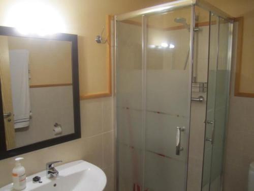 ベナスケにあるBenasque Apartmento Albarのバスルーム(シャワー、シンク、鏡付)