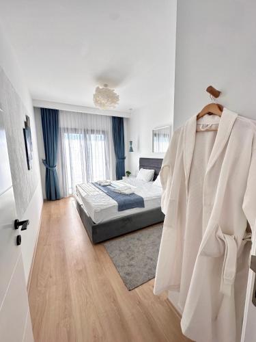 IskeleにあるHigh comfort apartment Sea view Long Beachの白いベッドルーム(ベッド1台、クローゼット付)