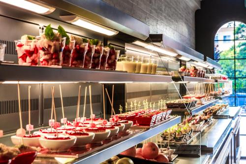 una linea di buffet con molto cibo in esposizione di Villa Sunflower Hotel - All Inclusive a Alanya