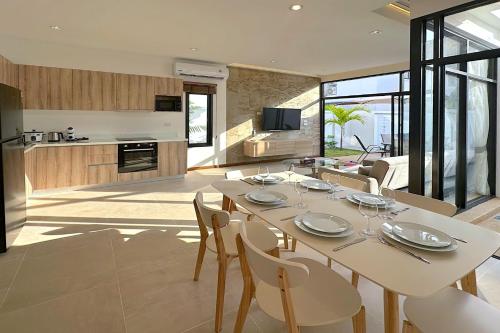 Dapur atau dapur kecil di Goldena Twin Private Pool Villas