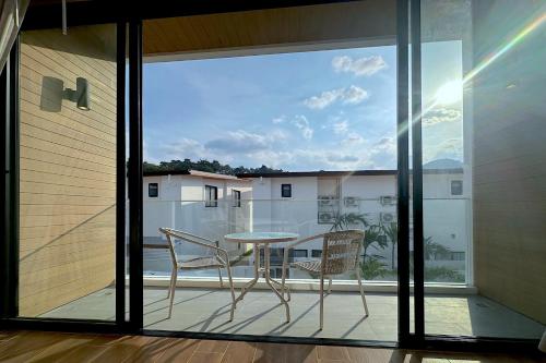 Balkoni atau teres di Goldena Twin Private Pool Villas