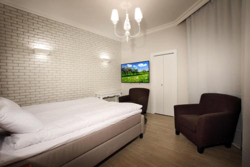 sypialnia z łóżkiem i krzesłem w obiekcie Apartament Długa 50 w Bydgoszczy