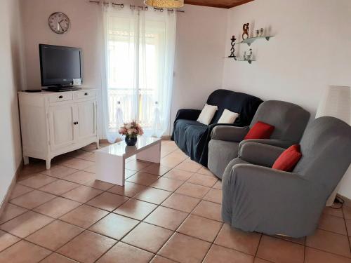 un salon avec deux canapés et une télévision dans l'établissement Maison avec terrasse, à Saint-André-de-Sangonis