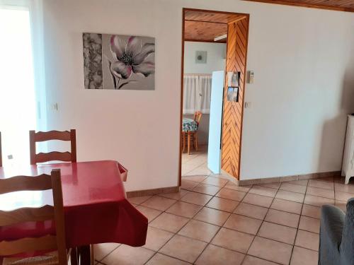 une salle à manger avec une table et une photo de fleurs dans l'établissement Maison avec terrasse, à Saint-André-de-Sangonis
