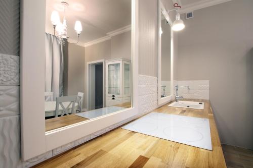 bagno con vasca e lavandino di Apartament Długa 50 a Bydgoszcz