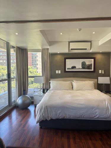 Ένα ή περισσότερα κρεβάτια σε δωμάτιο στο The Circa Hotel