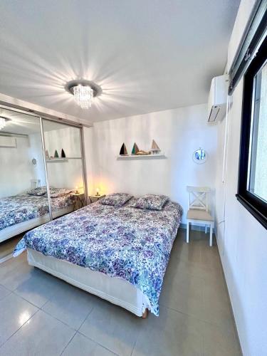 une chambre avec un lit et un miroir dans l'établissement Exceptionnel! ST CYR SUR MER Appartement sur Plage, aux Lecques