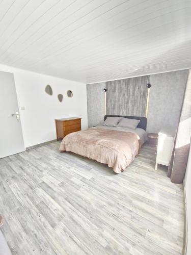 Postel nebo postele na pokoji v ubytování Logis Montagnard