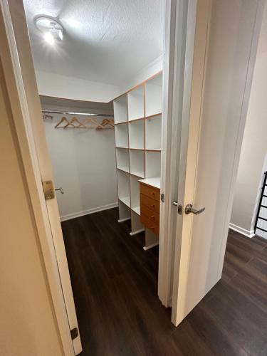 an empty room with a closet with shelves at Céntrico Departamento Dúplex a pasos del Metro in Santiago