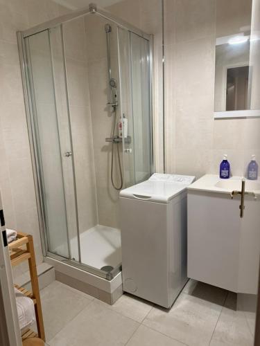 une salle de bain avec une douche, des toilettes et un lavabo dans l'établissement DISNEYLAND Paris (5 min from the park), à Chessy