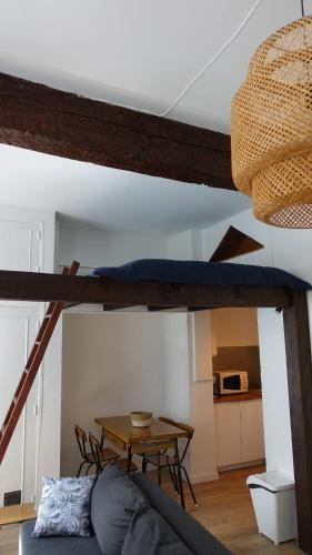 un salon avec un canapé et une table dans l'établissement Central, charming and peaceful, à Toulouse