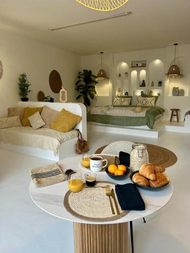 un salon avec une table avec de la nourriture dessus dans l'établissement Bali Suite - Spa Jacuzzi, à Saint Etienne