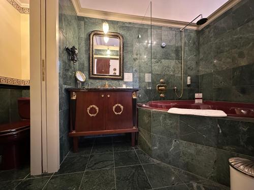 Bilik mandi di Hotel Belle Epoque