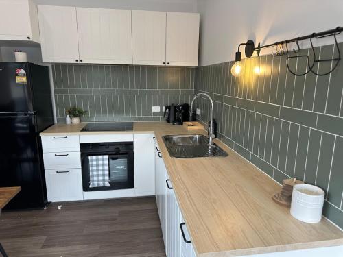 Una cocina o zona de cocina en The Wellsford Cabin - Retreat & Holiday With Your Horse
