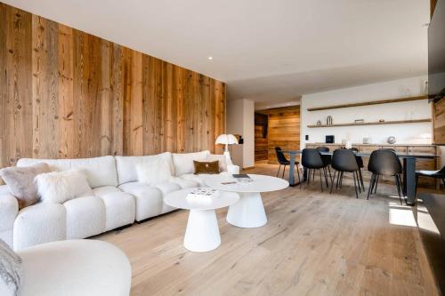un salon avec un canapé blanc et une table dans l'établissement Appartement Gritti - Megève, à Megève