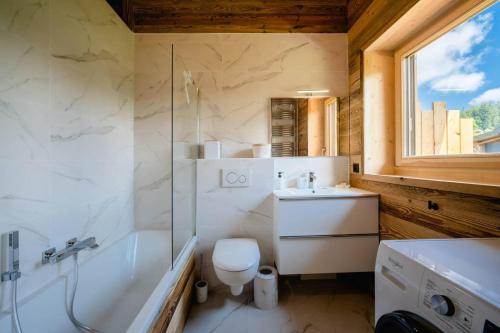 une salle de bain avec toilettes, douche et lavabo dans l'établissement Appartement Gritti - Megève, à Megève