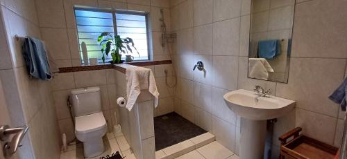 een badkamer met toilet en wastafel bij Glencairn Vista in Kaapstad