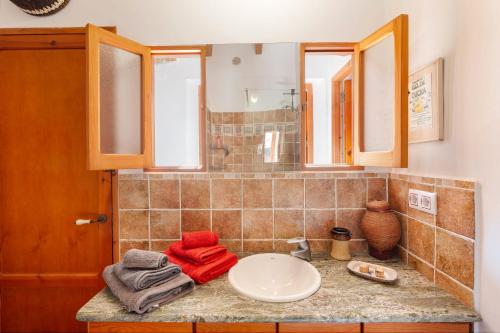 a bathroom with a sink and a mirror at Casica de Perintín in Ojós