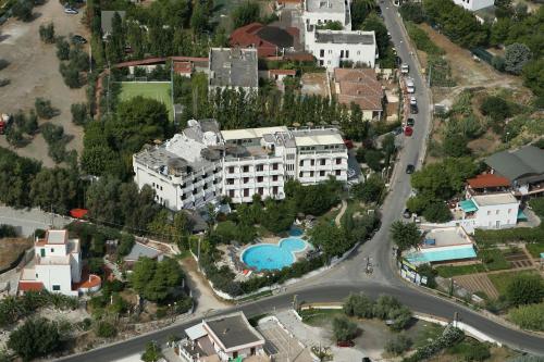 an aerial view of a building with a swimming pool at Park Hotel Valle Clavia in Peschici