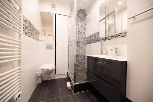 une salle de bain avec toilettes, lavabo et douche dans l'établissement CIA - Réaumur Étienne Marcel 4P, à Paris