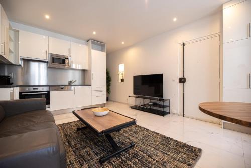 un salon avec un canapé et une table dans l'établissement CIA - Réaumur Étienne Marcel 4P, à Paris