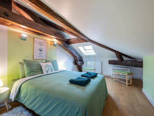 une chambre avec un grand lit dans un grenier dans l'établissement Le Gatsby Hypercentre, Large Group, Near Metro, à Caluire-et-Cuire