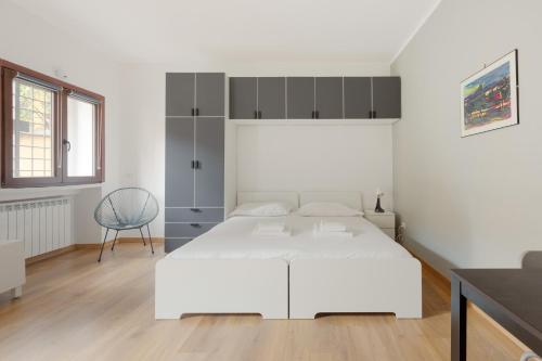 GuestHost - Bright Studio with Balcony in Milan