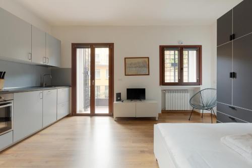 GuestHost - Bright Studio with Balcony in Milan