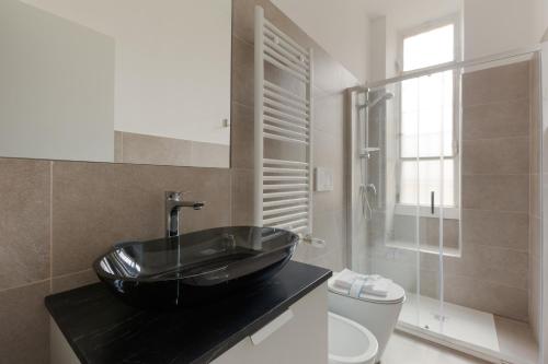 GuestHost - Bright Studio with Balcony in Milan