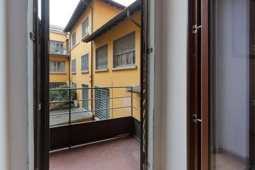 GuestHost - Bright Studio with Balcony in Milan