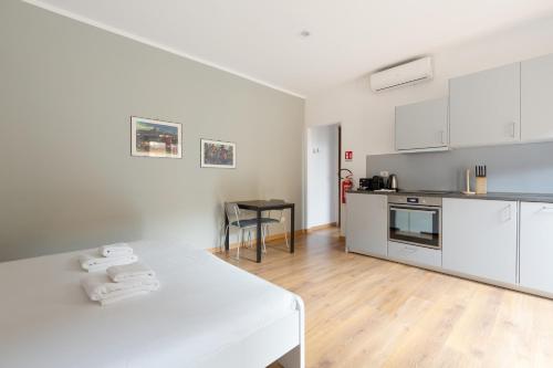GuestHost - Bright Studio with Balcony in Milan