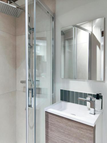 une salle de bain avec un lavabo et une douche dans l'établissement Le Mirabeau studio au cœur du centre historique - 2eme étage, à Aix-en-Provence