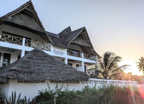 un resort con tetto di paglia di Zuzanu house a Nungwi