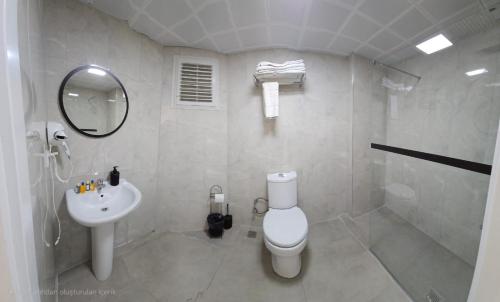 Bilik mandi di Sever Hotel