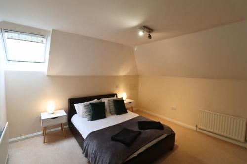 Postel nebo postele na pokoji v ubytování Stylish Bracknell Top Floor Apartment