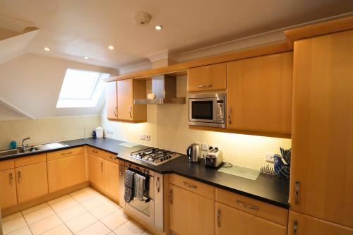 Kuchyň nebo kuchyňský kout v ubytování Stylish Bracknell Top Floor Apartment