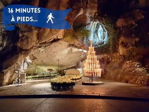 a stage in a cave with a rock wall at Cosy Roc - Wifi, Balcon, TV, Clim, Équipé in Lourdes