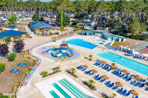 une vue aérienne d'une piscine dans un complexe hôtelier dans l'établissement Bungalow Natherem a Saint Julien en Born, à Saint-Julien-en-Born