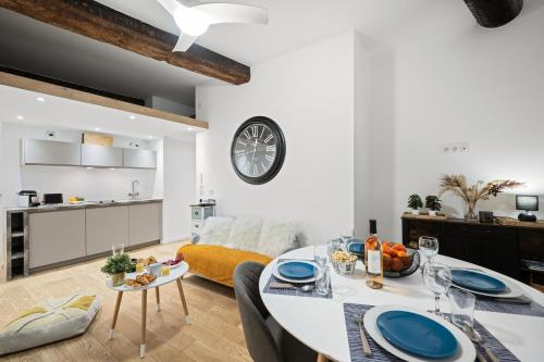 une salle à manger et un salon avec une table et des chaises dans l'établissement Le Castelosa - Au coeur du Vieux-Nice, à Nice