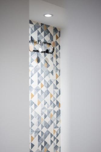 La salle de bains est pourvue d'une cabine de douche en mosaïque. dans l'établissement Le Castelosa - Au coeur du Vieux-Nice, à Nice