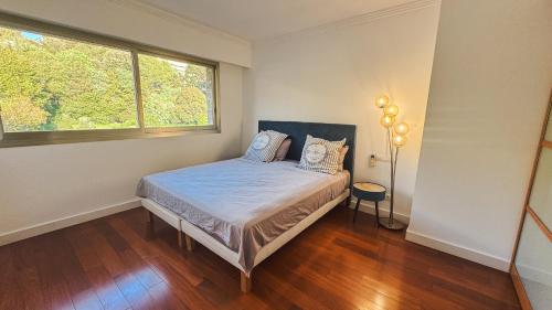 une chambre avec un lit et une fenêtre dans l'établissement Appartement 2 chambres - Vue panoramique, à Cannes