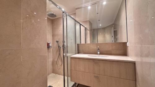 une salle de bain avec douche et lavabo dans l'établissement Appartement 2 chambres - Vue panoramique, à Cannes