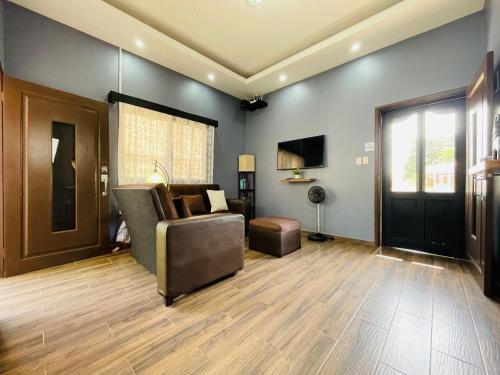a living room with a couch and a television at Duplex en Residencial Los Llanos II etapa, Catacamas in Catacamas