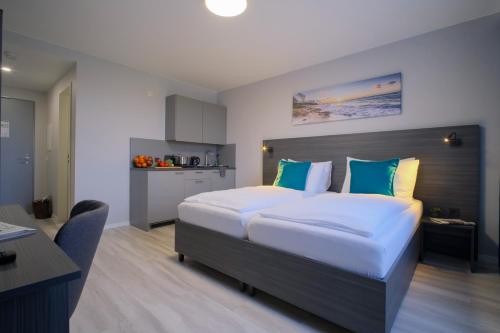 Postel nebo postele na pokoji v ubytování Hotel Kiel by MELIO