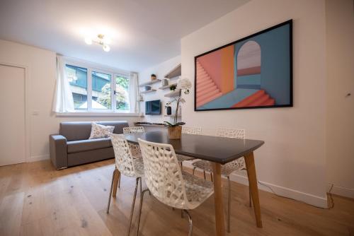 un salon avec une table, des chaises et un canapé dans l'établissement CIA - Parc Monceau 6P, à Paris