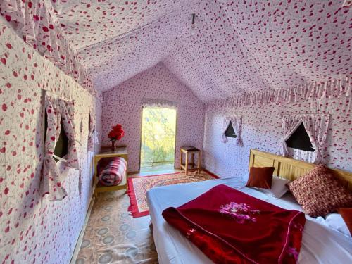 Katil atau katil-katil dalam bilik di Birds Home : Rustic Cabins & Canvas Retreat
